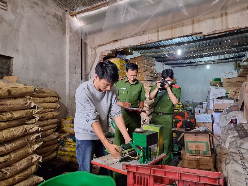 Kho hàng của Công ty TNHH Voi Con Đà Lạt thời điểm bị bắt quả tang gian lận xuất xứ phân bón Nguồn: CA Lâm Đồng.