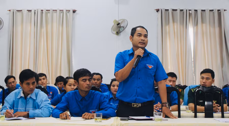 Anh Rah Lan Tứ-Bí thư Đoàn xã Ia Nan (huyện Đức Cơ) đặt câu hỏi tại chương trình đối thoại với Bí thư Tỉnh Đoàn. Ảnh: Phan Lài