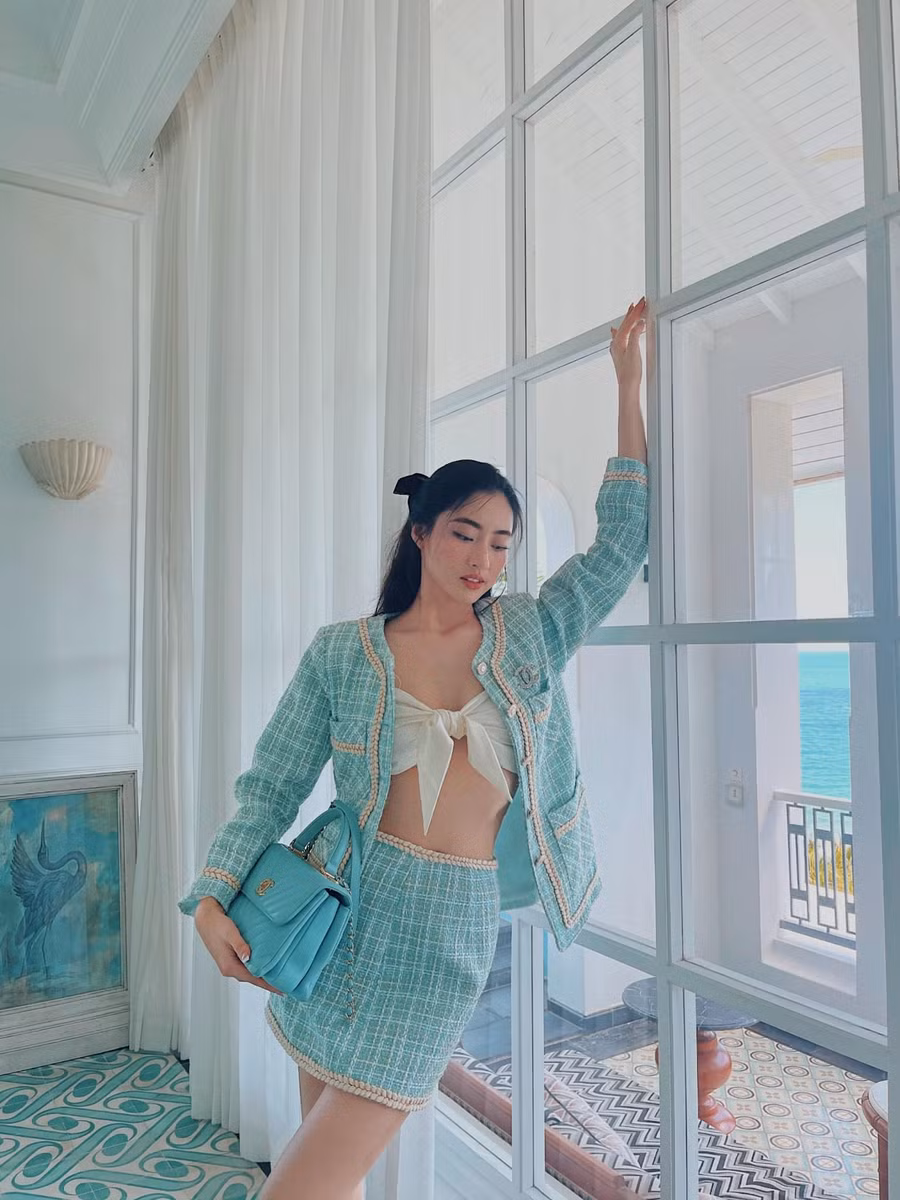 Trang phục vest vải tweed gam màu xanh mint thêm phần ấn tượng khi được phối cùng bra thắt nơ từ vải lụa. Kiểu chưng diện nửa kín nửa hở này mang đến vẻ ngây thơ pha lẫn quyến rũ cho người mặc.