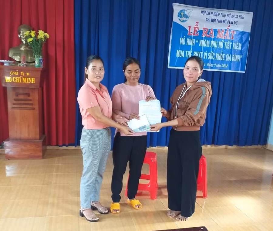 Ra mắt mô hình "Nhóm phụ nữ tiết kiệm mua thẻ BHYT vì sức khỏe gia đình". Ảnh: ANH HUY Ra mắt mô hình