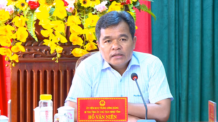 Ông Hồ Văn Niên-Ủy viên Ban Chấp hành Trung ương Đảng, Bí thư Tỉnh ủy, Chủ tịch HĐND tỉnh phát biểu chỉ đạo tại phiên họp. Ảnh: Phương Linh Bí thư Tỉnh ủy, Chủ tịch HĐND tỉnh Hồ Văn Niên phát biểu chỉ đạo tại phiên họp. Ảnh: Phương Linh