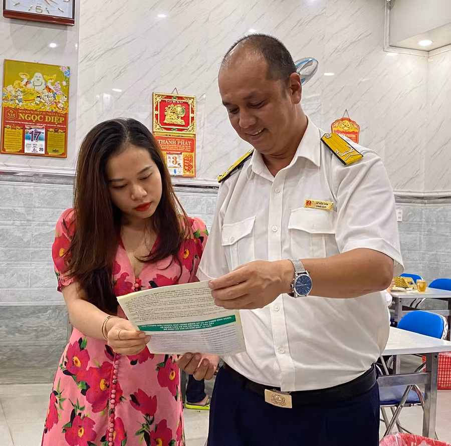  Cán bộ Chi cục Thuế TP. Pleiku tuyên truyền về chương trình “Hóa đơn may mắn” cho hộ kinh doanh trên địa bàn. Ảnh: Sơn Ca