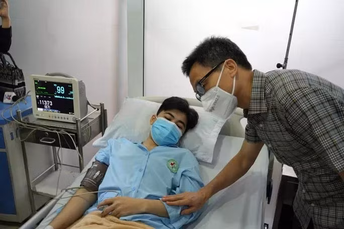 Phó Thủ tướng Vũ Đức Đam hỏi thăm sức khỏe nạn nhân đang điều trị tại bệnh viện