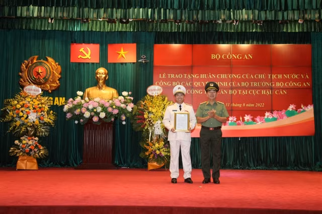 Thứ trưởng Trần Quốc Tỏ trao quyết định điều động Đại tá Phạm Văn Sơn, Giám đốc Công an tỉnh Ninh Bình đến nhận công tác và giữ chức vụ Cục trưởng Cục Hậu cần. Thứ trưởng Trần Quốc Tỏ trao quyết định điều động Đại tá Phạm Văn Sơn, Giám đốc Công an tỉnh Ninh Bình đến nhận công tác và giữ chức vụ Cục trưởng Cục Hậu cần.