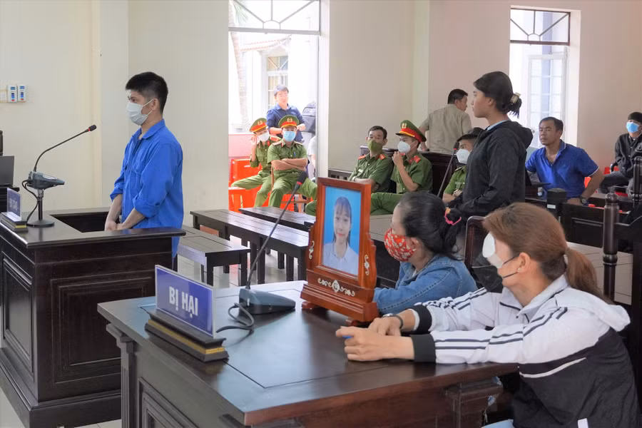 Kẻ giết người (áo xanh) và các bị hại tại phiên tòa xét xử. Ảnh: T.A Kẻ giết người (áo xanh) và các bị hại tại phiên tòa xét xử. Ảnh: T.A