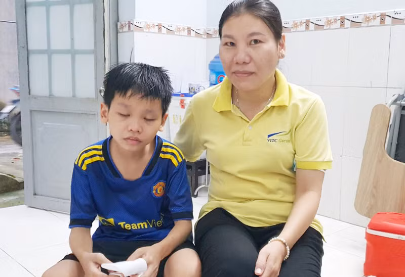Người mẹ vui mừng khi con trai tiến bộ trong lớp học của thầy Khánh.