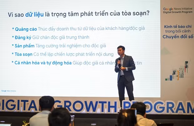 Nhà báo Nguyễn Hoàng Nhật, Phó Tổng Biên tập Báo điện tử VietnamPlus phát biểu tại chương trình đào tạo. (Ảnh: PV/Vietnam+) Nhà báo Nguyễn Hoàng Nhật, Phó Tổng Biên tập Báo điện tử VietnamPlus phát biểu tại chương trình đào tạo. (Ảnh: PV/Vietnam+)