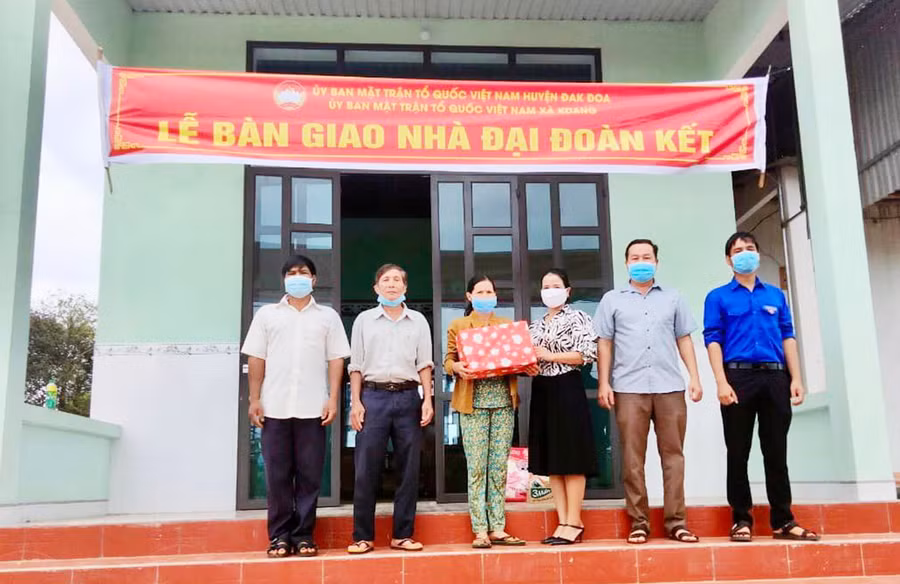  Quang cảnh bàn giao nhà Đại đoàn kết tại thôn Hà Lòng 2 (xã Kdang, huyện). Ảnh: Ngọc Anh