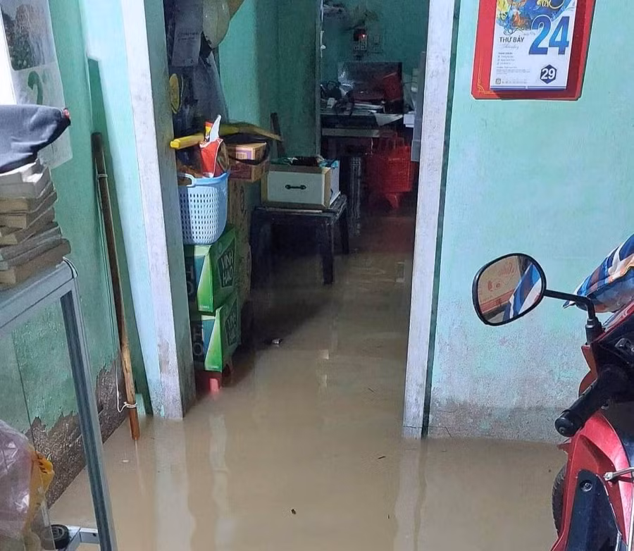 Nhiều gia đình phải kê đồ đạc lên cao để tránh hư hại. 
