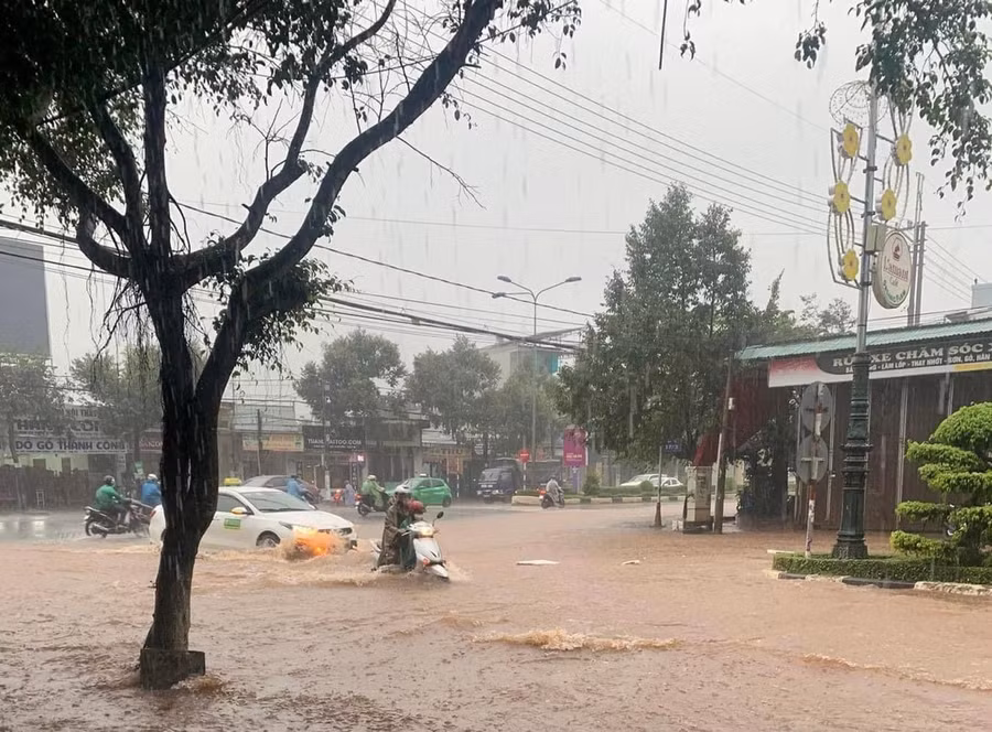 Nước ngập trên đường Phan Đình Phùng. Ảnh bạn đọc cung cấp