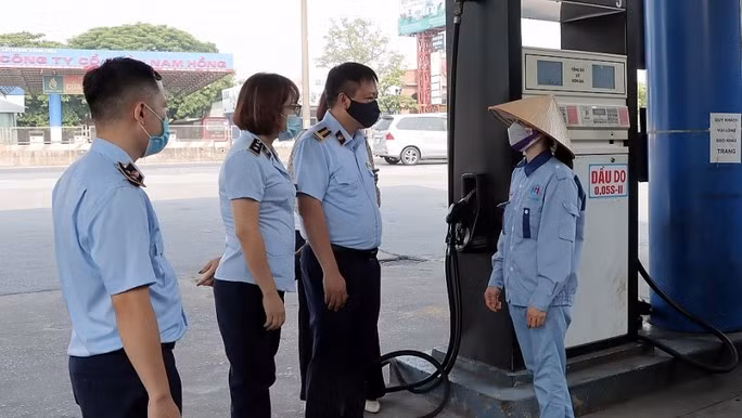 Lực lượng QLTT giám sát một số cửa hàng xăng dầu sau khi có những trục trặc về nguồn cung