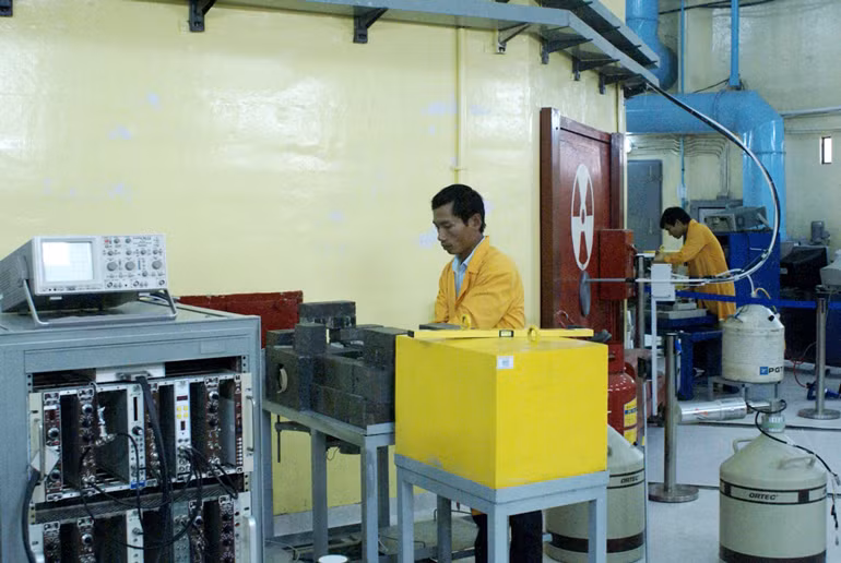 Các nhà khoa học nghiên cứu trong Lò phản ứng hạt nhân Đà Lạt Các nhà khoa học nghiên cứu trong Lò phản ứng hạt nhân Đà Lạt