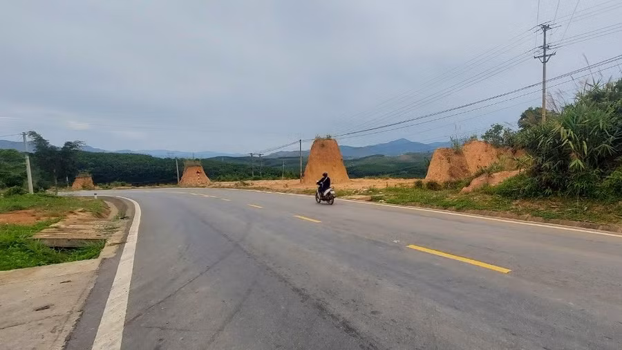 Tình trạng khai thác đất trái phép xảy ra tràn lan tại huyện Ngọc Hồi. Ảnh: Đức Nhật