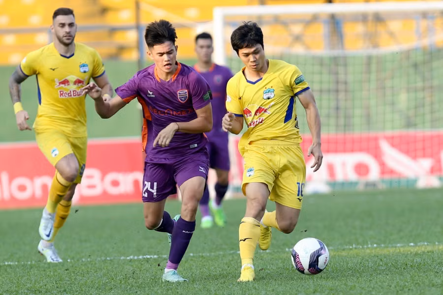 Công Phượng đi bóng trong trận hòa Becamex Bình Dương ở vòng 16 V-League. Ảnh: Khả Hòa Công Phượng đi bóng trong trận hòa Becamex Bình Dương ở vòng 16 V-League. Ảnh: Khả Hòa