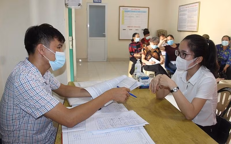  Cán bộ Ban Tiếp công dân thị xã Quảng Yên (tỉnh Quảng Ninh) tiếp nhận đơn kiến nghị của công dân.