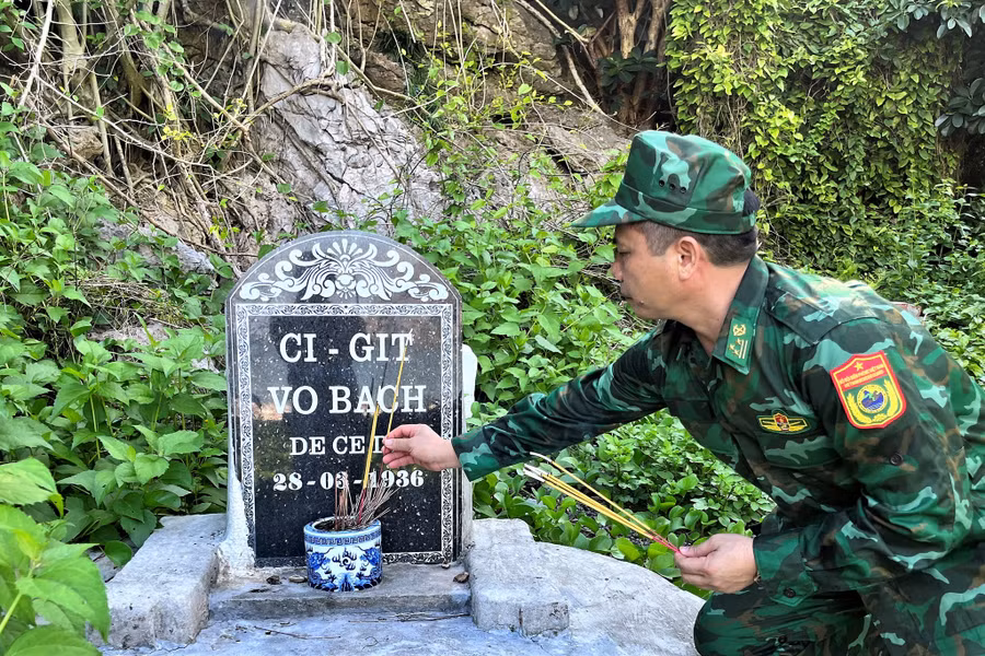 Phần mộ của ông Võ Bách, công nhân đèn biển Long Châu thời Pháp, dưới bãi Cây Bàng của đảo Long Châu. Ảnh: Mai Thanh Hải