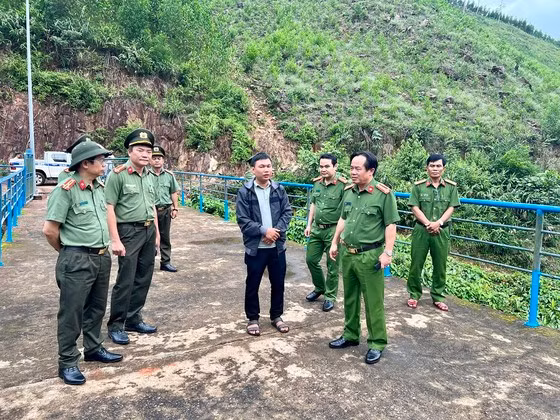 Đại tá Đặng Ngọc Sơn, Phó Giám đốc Công an tỉnh Thừa Thiên - Huế kiểm tra công tác phòng chống bão tại các vị trị nguy cơ sạt lở ở huyện Nam Đông 