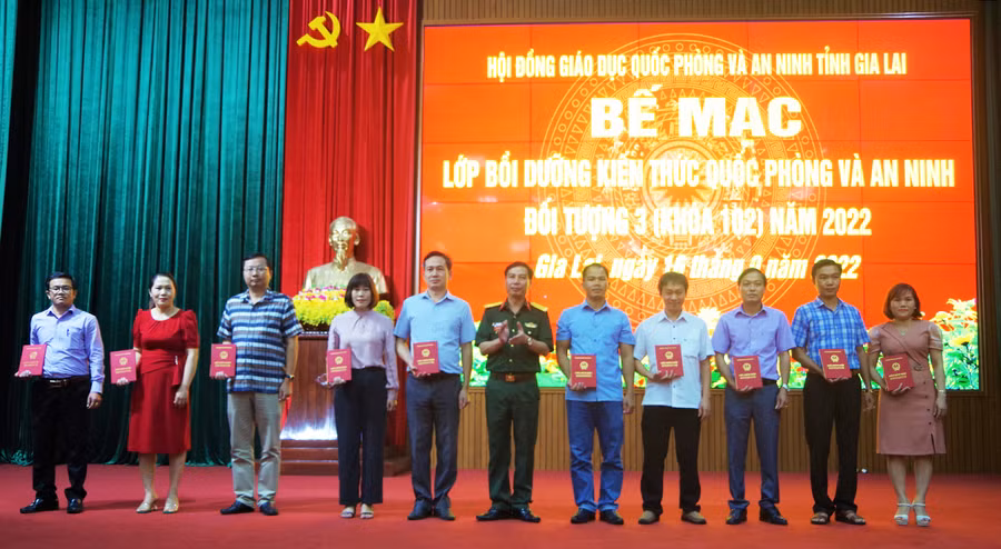  Các học viên đạt loại giỏi lên nhận giấy chứng nhận do Bộ CHQS tỉnh cấp. Ảnh: Kim Hồng 
