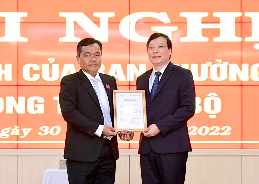 Bí thư Tỉnh ủy Hồ Văn Niên (bìa trái) trao Quyết định của Ban Thường vụ Tỉnh ủy cho đồng chí Trương Hải Long. Ảnh: Đức Thụy