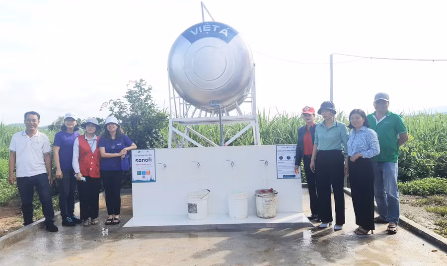  Bàn giao công trình cho dân làng Krong Hra, xã Yang Bắc (huyện Đak Pơ). Ảnh: Tuyết Mai