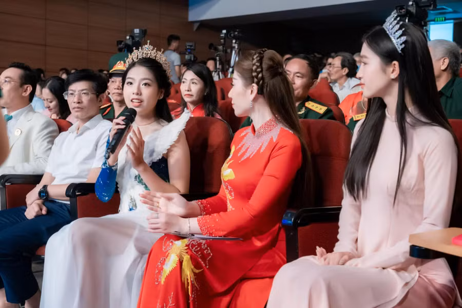 Gia Hân tự tin giao lưu bằng tiếng Anh trong chương trình. Ảnh: NVCC