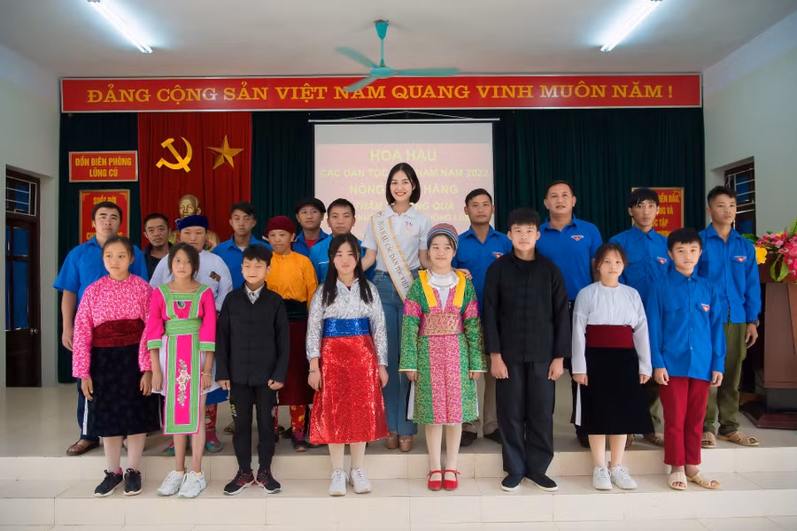  Nông Thúy Hằng đến thăm và trao học bổng cho các em nhỏ tại đồn biên phòng Lũng Cú. Ảnh: BTC