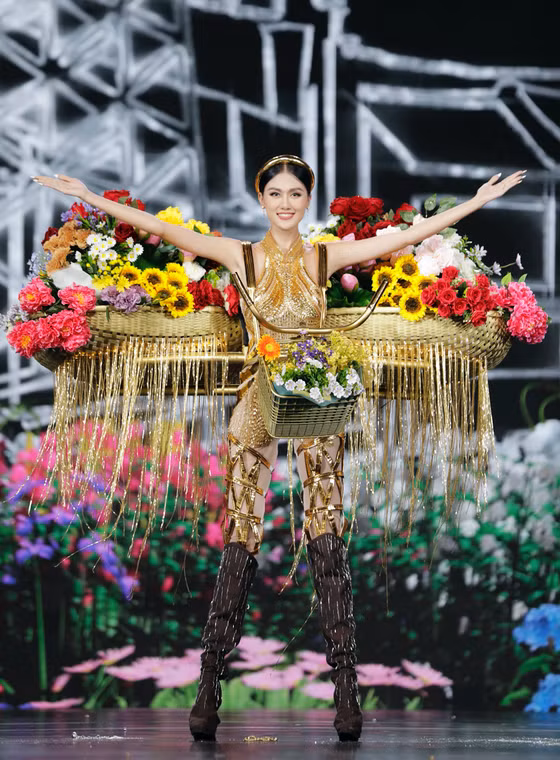  Bộ trang phục lấy cảm hứng từ bốn mùa hoa Hà Nội