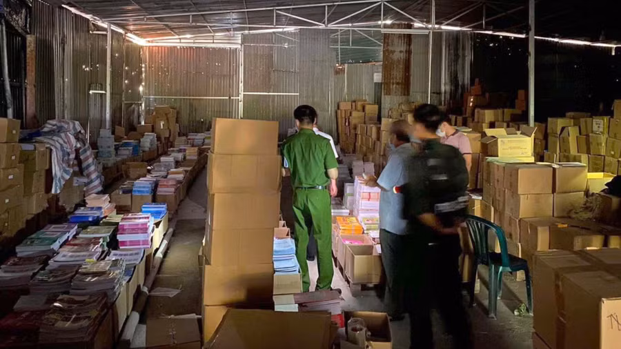 Một kho tập kết sách giả của Cao Thị Minh Thuận. Ảnh: Công an cung cấp