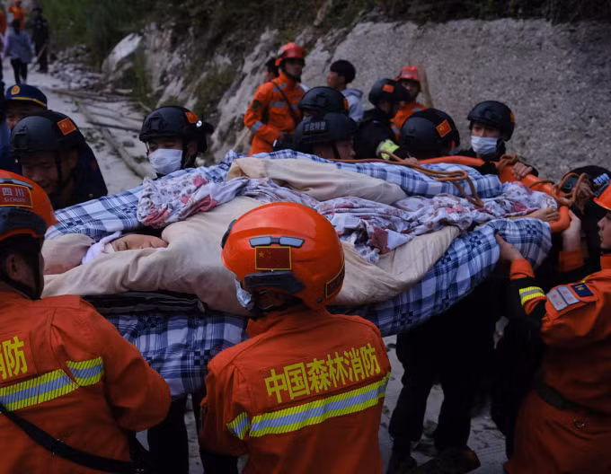 Lực lượng cứu hộ di chuyển một người sống sót ở huyện Lô Định, tỉnh Tứ Xuyên, Tây Nam Trung Quốc sau trận động đất ngày 5-9. Ảnh: AFP Lực lượng cứu hộ di chuyển một người sống sót ở huyện Lô Định, tỉnh Tứ Xuyên, tây nam Trung Quốc sau trận động đất ngày 5/9. Ảnh: AFP.