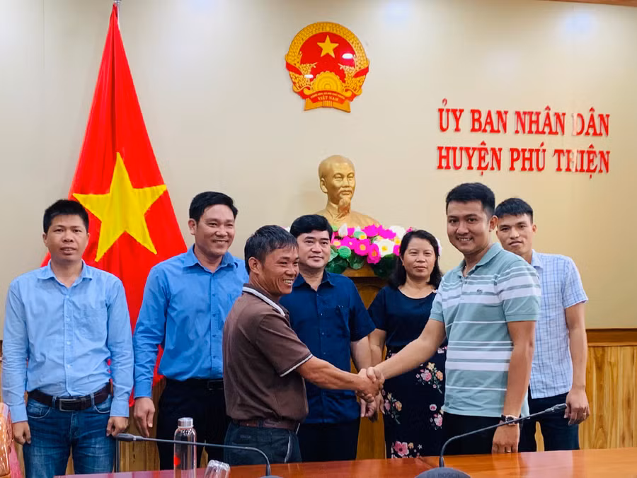  Đại diện doanh nghiệp tư nhân Tám Biển (Tiền Giang) bắt tay cam kết với người nông dân bao tiêu toàn bộ sản lượng lúa gạo tham gia mô hình. Ảnh: Vũ Chi