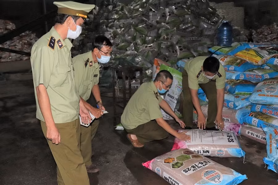 Lực lượng Quản lý thị trường tỉnh Đắk Lắk kiểm tra một cơ sở kinh doanh phân bón trên địa bàn. Ảnh: T.X