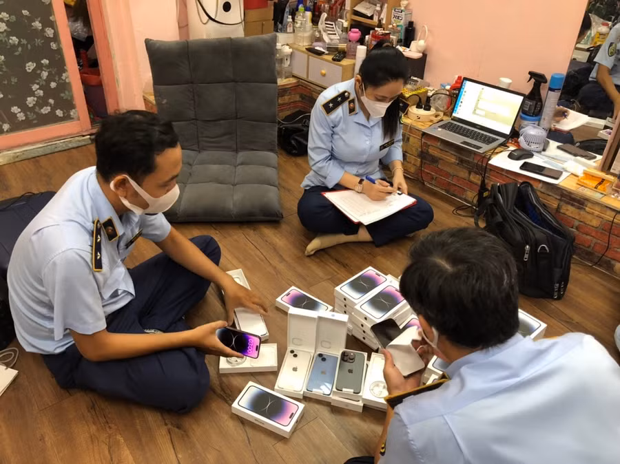Lực lượng chức năng đang lập biên bản. Ảnh Công an cung cấp