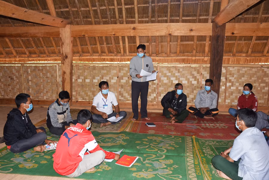 Chi bộ thôn Đăk Nớ, xã Đăk Nhoong, huyện Đăk Glei lồng ghép kể chuyện về Bác trong các buổi sinh hoạt định kỳ. Ảnh: NP