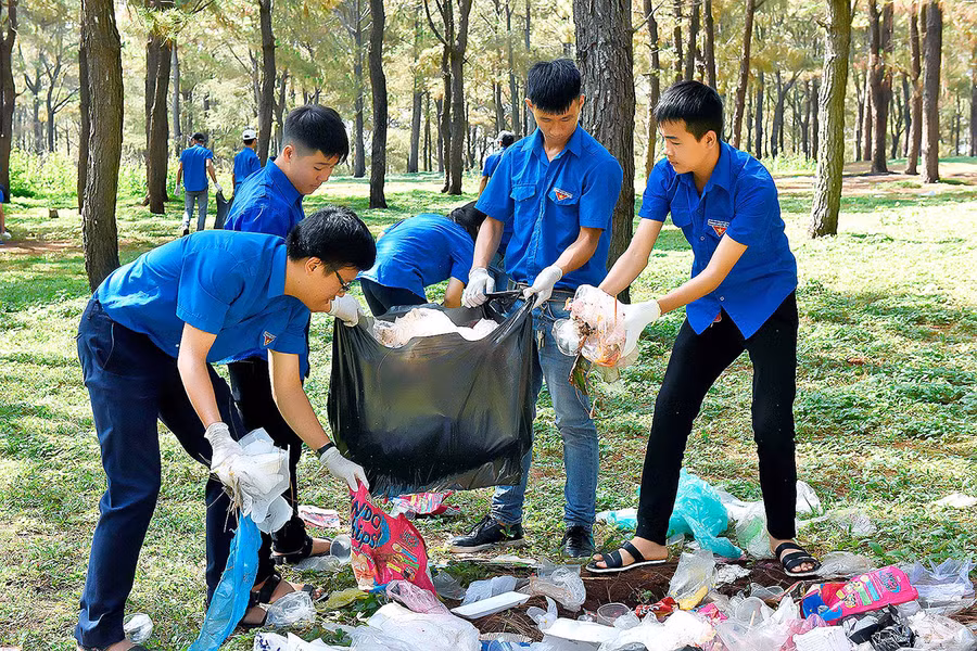 Đoàn viên, thanh niên Khối các Cơ quan và Doanh nghiệp tỉnh dọn vệ sinh tại khu vực đồi thông xã Ia Dêr, huyện Ia Grai. Ảnh: Đức Thụy