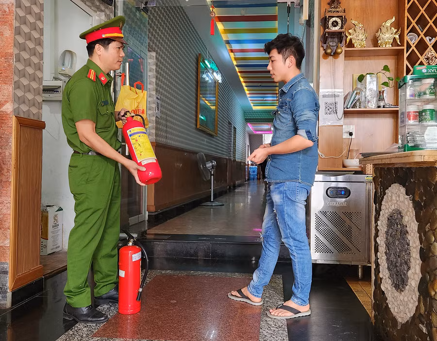  Lực lượng chức năng kiểm tra công cụ phòng cháy chữa cháy tại cơ sở kinh doanh dịch vụ karaoke phường Phù Đổng (TP. Pleiku). Ảnh: Bá Bính