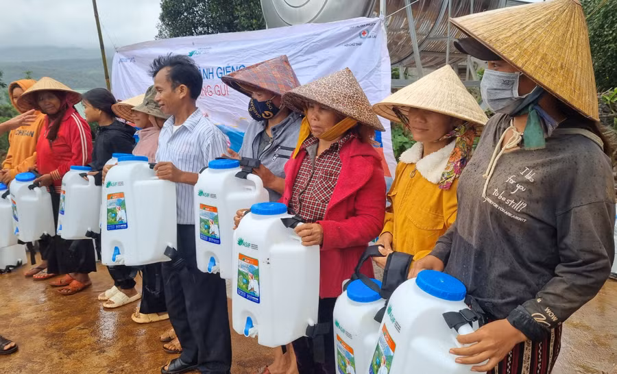 Tặng gùi đựng nước cho người dân. Ảnh: Hà Phương