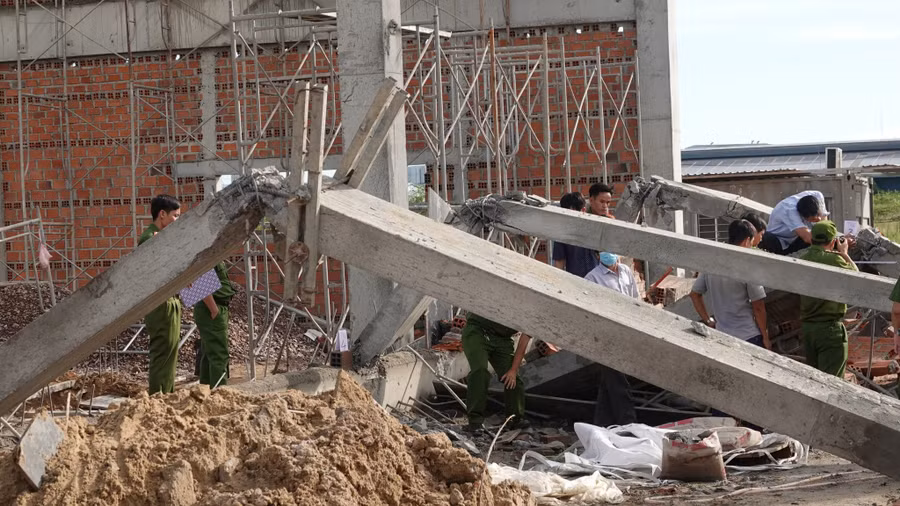 Các trụ bê tông gãy đổ sau vụ sập bờ tường. Ảnh: Hoàng Trọng