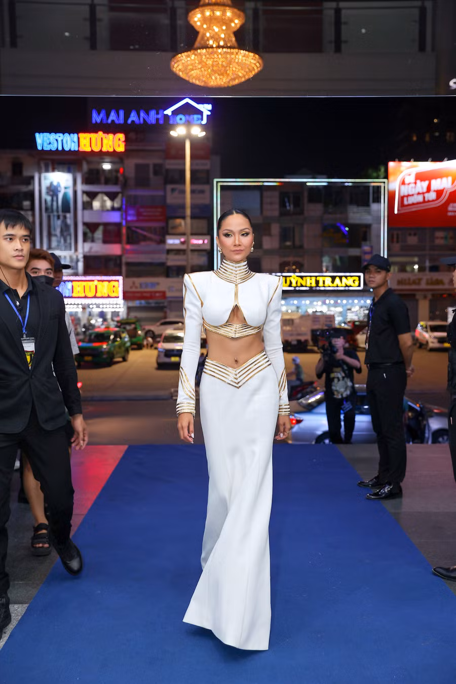 H'Hen Niê diện đầm trắng với phần cut-out ở eo. Hoa hậu là giám khảo kiêm đại sứ “Miss Peace Vietnam 2022“. Ảnh: BTC