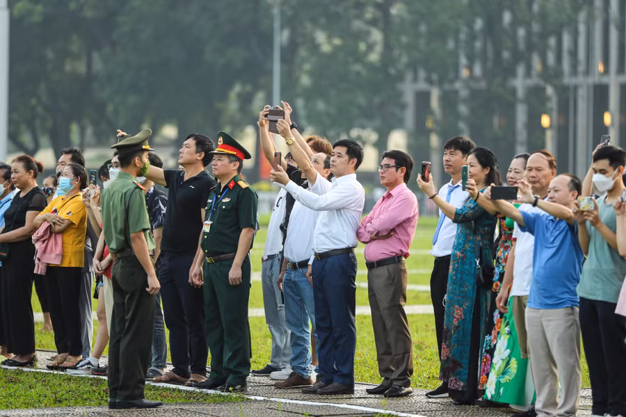  Rất đông người dân đã có mặt tại khu vực Lăng Bác để tận mắt nhìn thấy lá Quốc kỳ tung bay trong một ngày rất đặc biệt.