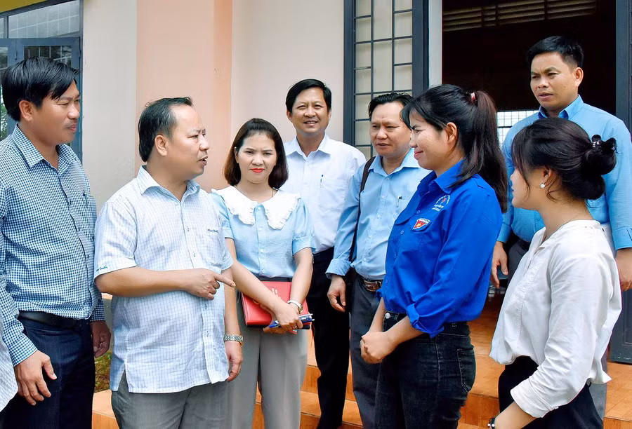 Phó Bí thư Thường trực Tỉnh ủy, Trưởng đoàn đại biểu Quốc hội tỉnh Châu Ngọc Tuấn (thứ 2 từ trái sang) trao đổi với cán bộ xã Đak Trôi, huyện Mang Yang. Ảnh: Đức Thụy
