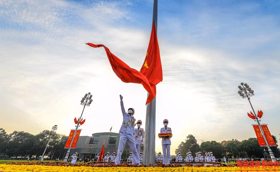 Đúng 6 giờ Quốc kỳ tung bay trong nắng Ba Đình.