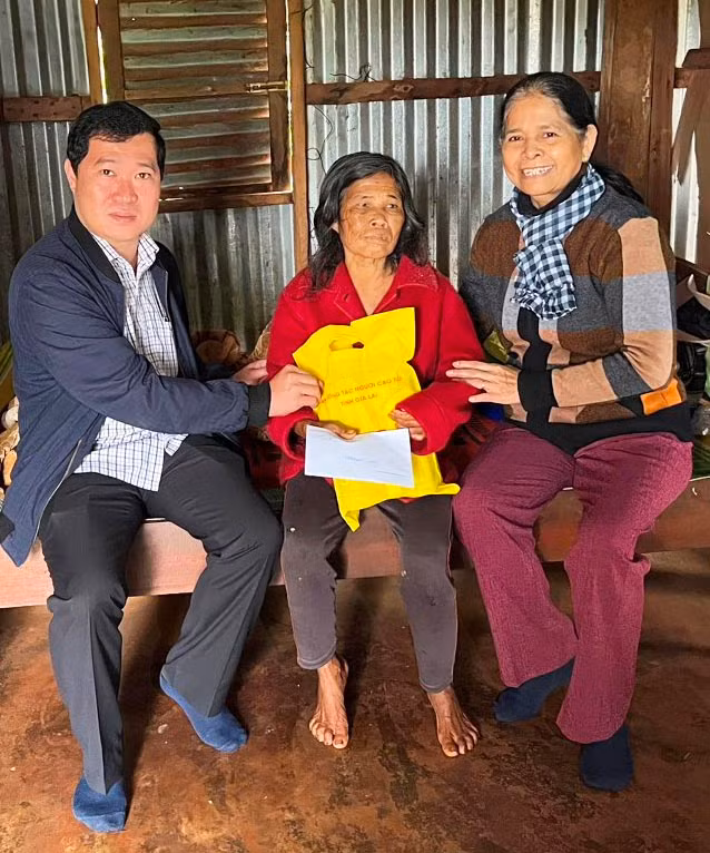 Đại diện Sở Lao động-Thương binh và Xã hội, Hội NCT tỉnh thăm, tặng quà bà Rơ Mah AMui (làng Yam, thị trấn Ia Kha, huyện Ia Grai). Ảnh: Đinh Yến Đại diện Sở Lao động-Thương binh và Xã hội, Hội NCT tỉnh thăm, tặng quà bà Rơ Mah AMui (làng Yam, thị trấn Ia Kha, huyện Ia Grai). Ảnh: Đinh Yến