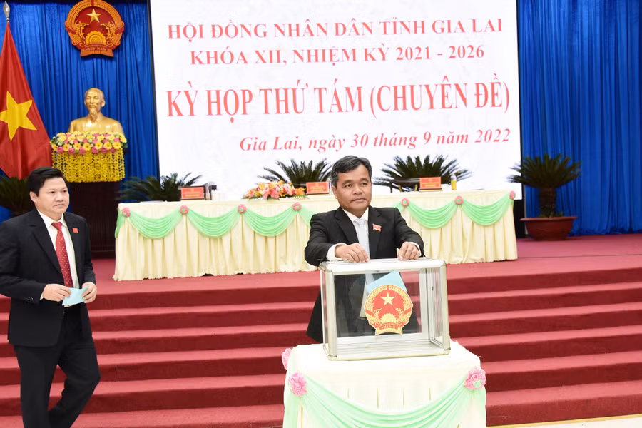  Chủ tịch HĐND tỉnh Hồ Văn Niên bỏ phiếu bầu Ủy viên Ủy ban nhân dân tỉnh khóa XII. Ảnh: Đức Thụy