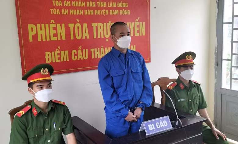 Xét xử trực tuyến đối với bị cáo Dương Văn Công về tội tàng trữ, sử dụng trái phép chất ma túy Xét xử trực tuyến đối với bị cáo Dương Văn Công về tội tàng trữ, sử dụng trái phép chất ma túy