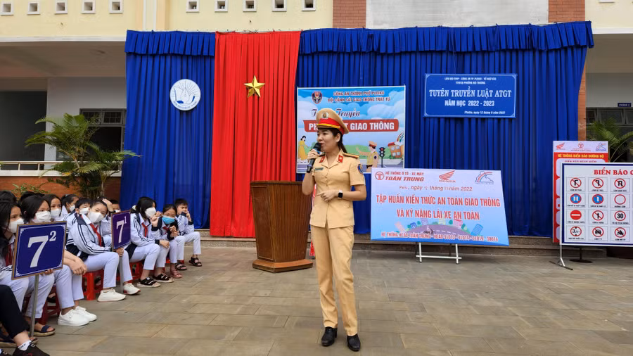 Thiếu tá Nguyễn Thị Hồng Khánh-Phó đội Trưởng Đội CSGT-TT Công an TP. Pleiku tuyên truyền Luật giao thông đường bộ tới các em học sinh trường THCS Nguyễn Huệ (phường Hội Thương, TP. Pleiku). Ảnh: Bá Bính