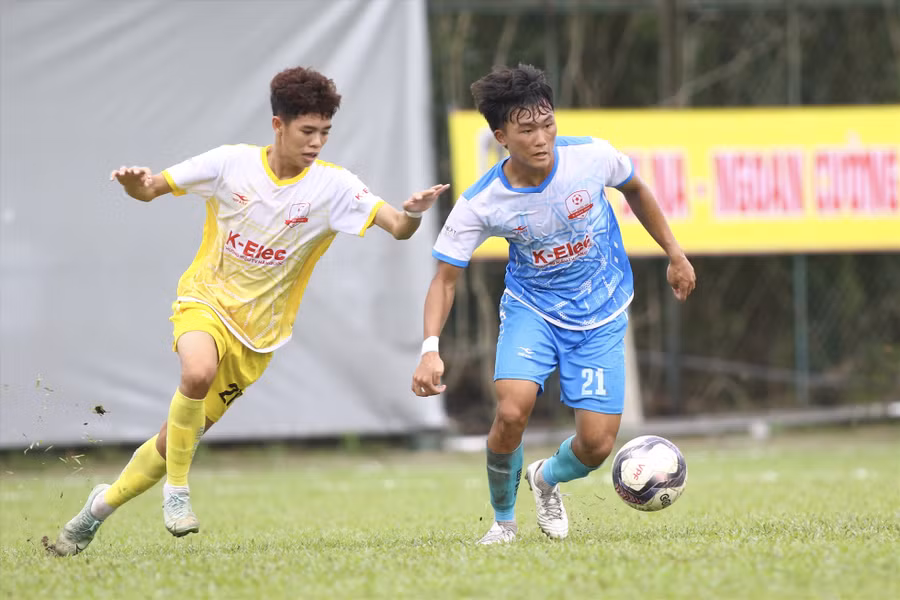 U17 Sông Lam Nghệ An (áo vàng) dừng bước ở tứ kết khi thua U17 PVF. Ảnh: VFF
