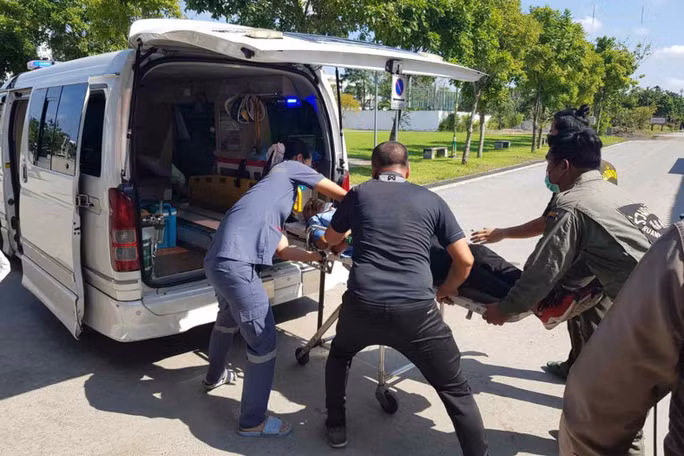 Một người bị thương được chuyển tới bệnh viện. Ảnh: The Bangkok Post
