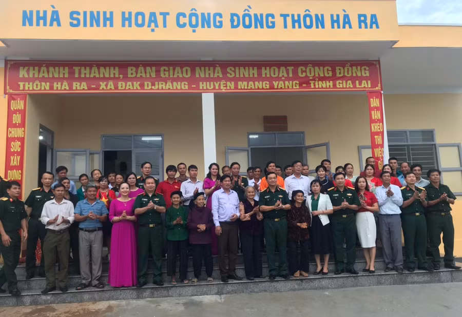 Quang cảnh lễ bàn giao nhà sinh hoạt cộng đồng tại xã Đak Djrăng. Ảnh: Ngọc Hanh