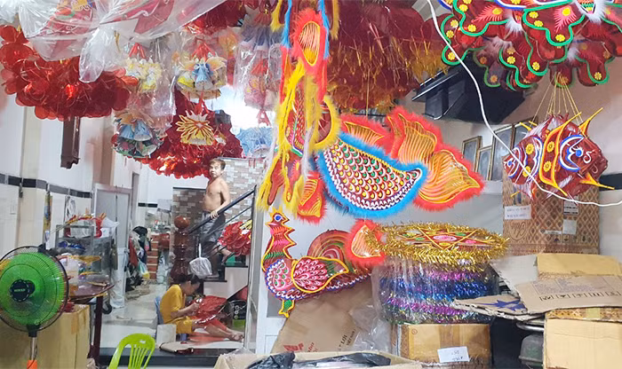 Ngôi nhà chất đầy lồng đèn giấy kiếng với đủ mẫu mã phong phú, đa dạng tại xóm Phú Bình.