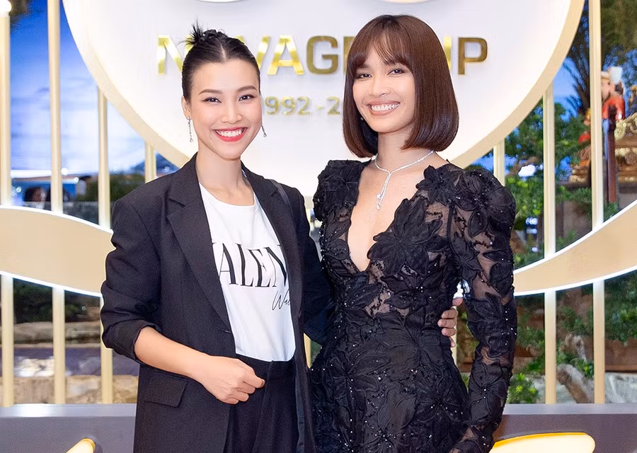Ca sĩ Ái Phương bên MC - Á hậu Hoàng Oanh. Ảnh: Cao Minh Mẫn